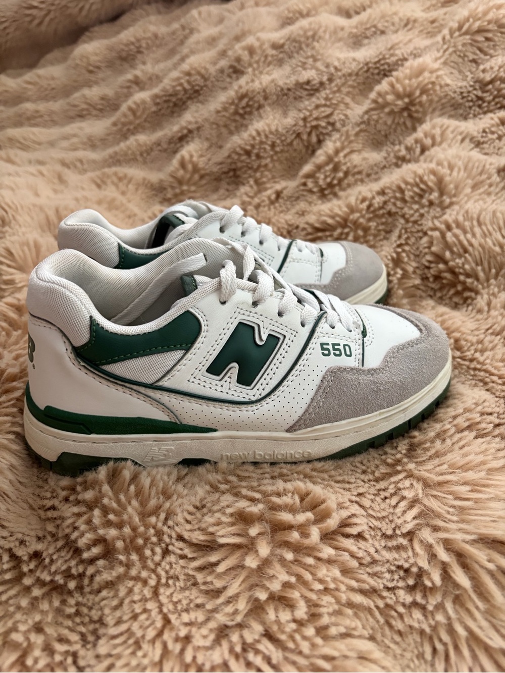 New Balance women’s  550 White & Green Athletic Shoes size 4